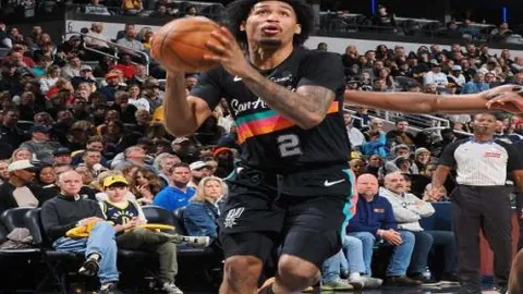 “激情对决！佛罗伦萨红蓝军对阵都灵蓝衣，意甲巅峰之战即将上演！”