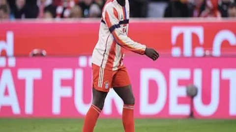 梅西首次登临巴萨一线队战场，今日正值20周年盛典。